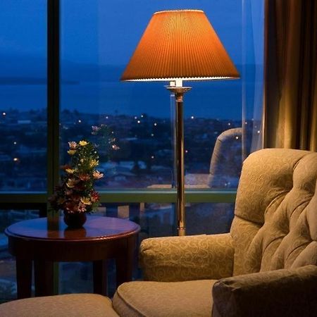 마르코 폴로 다바오 호텔 Davao City 객실 사진 A table lamp