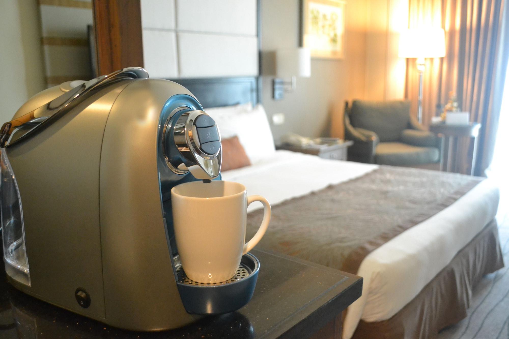 마르코 폴로 다바오 호텔 Davao City 외부 사진 A Nespresso machine in a hotel room