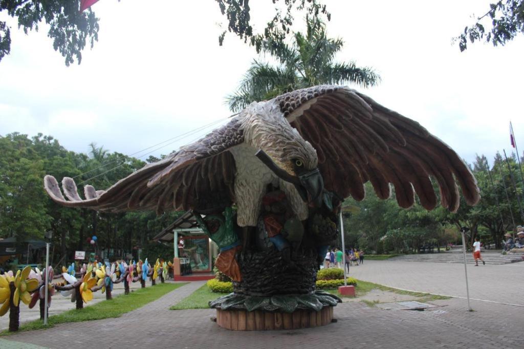 마르코 폴로 다바오 호텔 Davao City 외부 사진 The Eagle statue at the entrance of the park