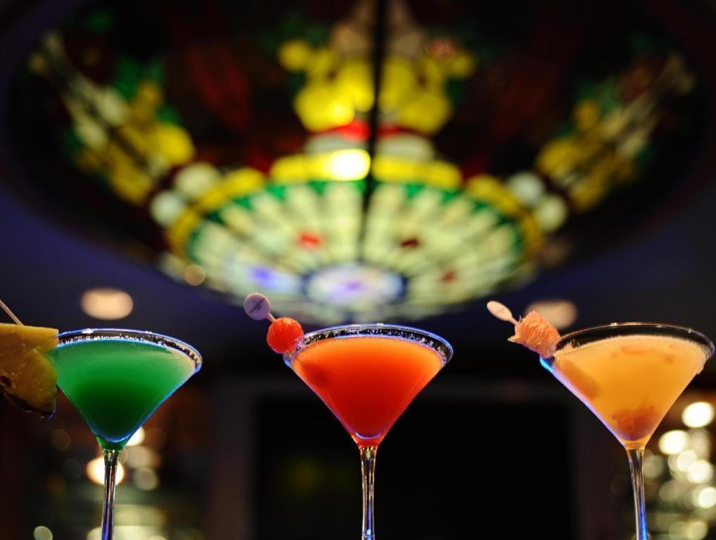 마르코 폴로 다바오 호텔 Davao City 외부 사진 Cocktails at the bar