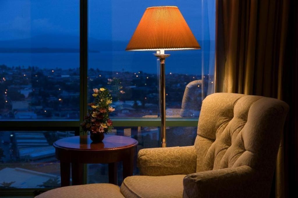 마르코 폴로 다바오 호텔 Davao City 객실 사진 A table lamp