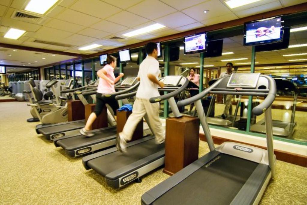 마르코 폴로 다바오 호텔 Davao City 외부 사진 A row of treadmills