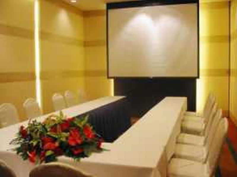 마르코 폴로 다바오 호텔 Davao City 외부 사진 A projection screen in a meeting room
