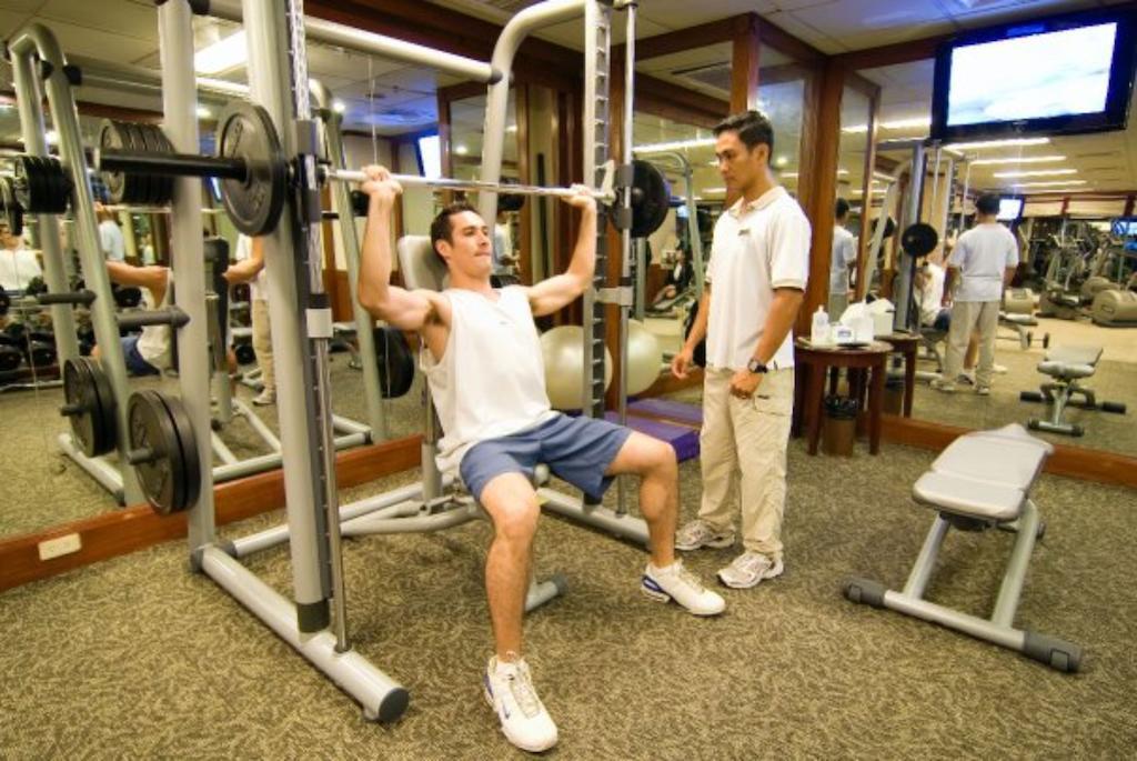 마르코 폴로 다바오 호텔 Davao City 외부 사진 A personal trainer assisting a client with a weight training exercise