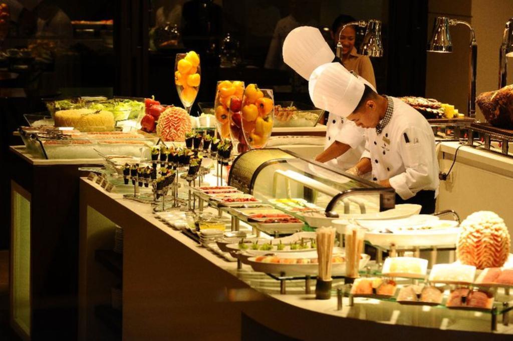 마르코 폴로 다바오 호텔 Davao City 외부 사진 A buffet at a hotel
