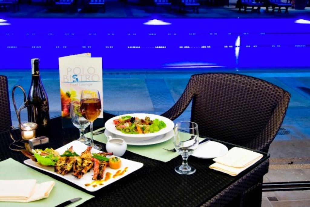 마르코 폴로 다바오 호텔 Davao City 외부 사진 Poolside dining at the hotel